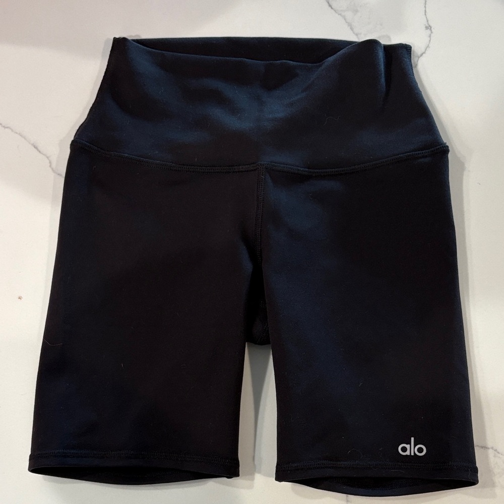 ALO Yoga Women's Midnight Black high waist airbrush bike Shorts